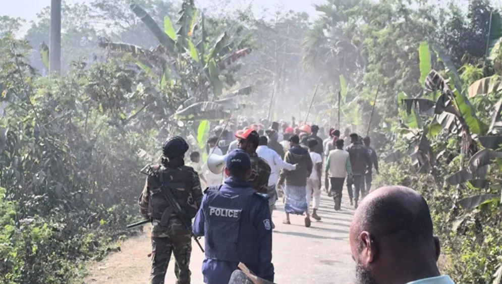 বাজার দখল ও আধিপত্য নিয়ে সংঘর্ষে আহত ১১, বাড়িঘরে অগ্নিসংযোগ